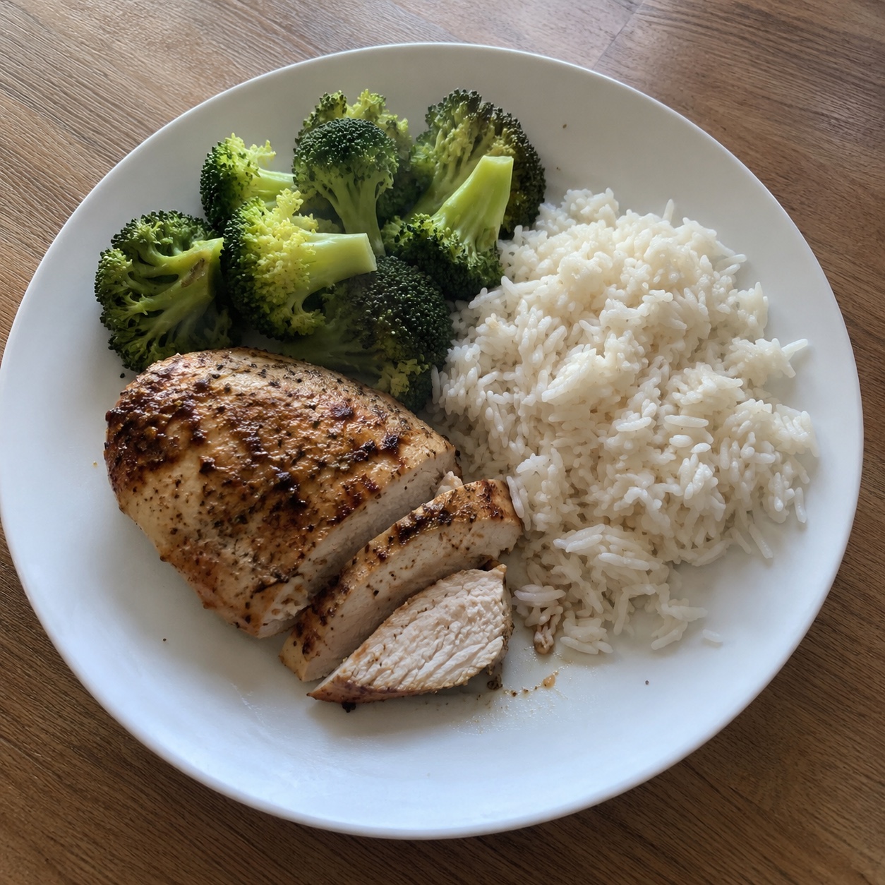 Photo d’exemple : filet de poulet, riz blanc et brocolis